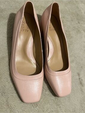 Naturalizer HUNTLEY BLOCK HEEL PUMP Blush Pink Square-Toe Pumps
